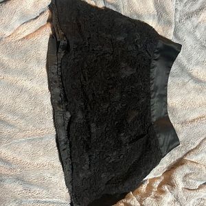 Short black skirt with floral lace